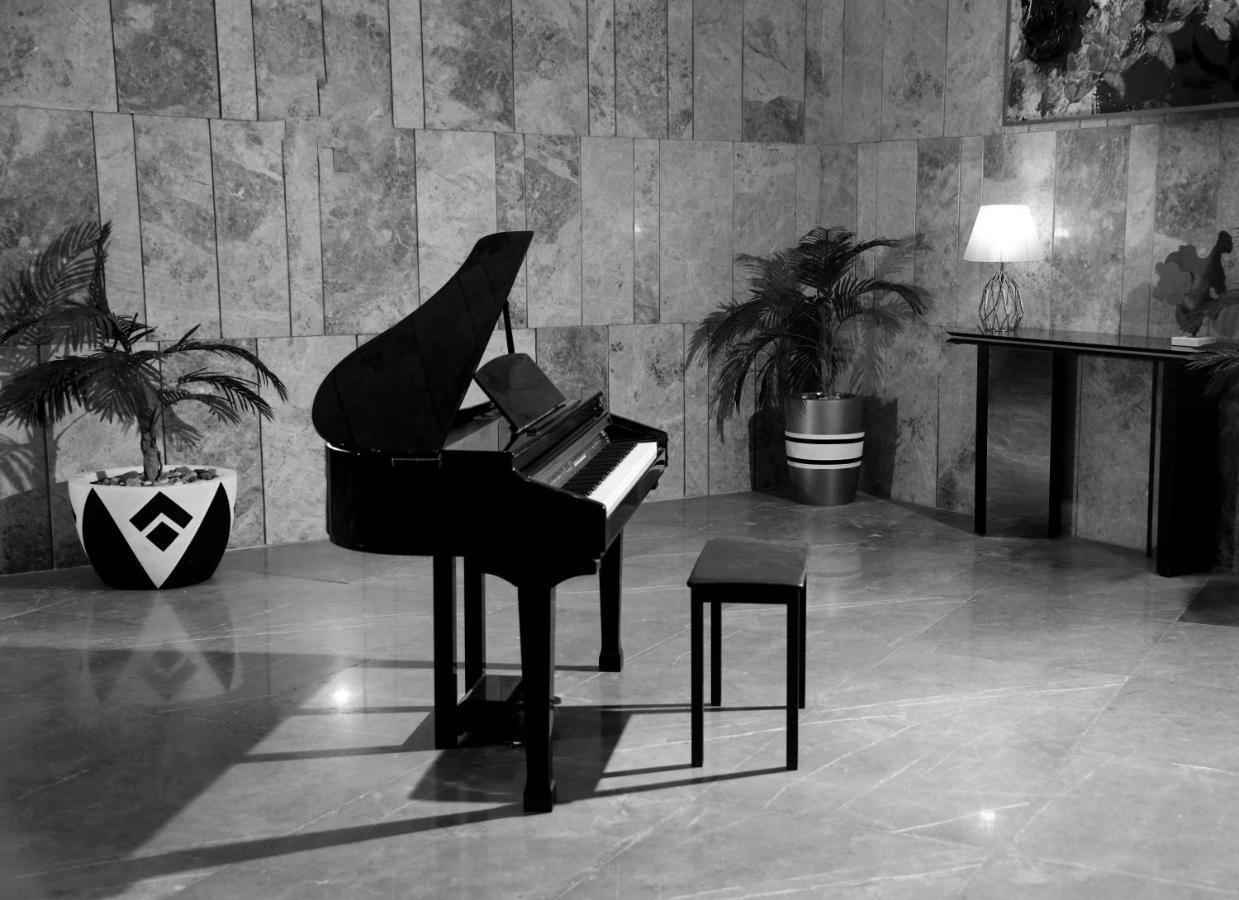 Tolip Resort El Galala Hills Αΐν Σούχνα Εξωτερικό φωτογραφία A piano