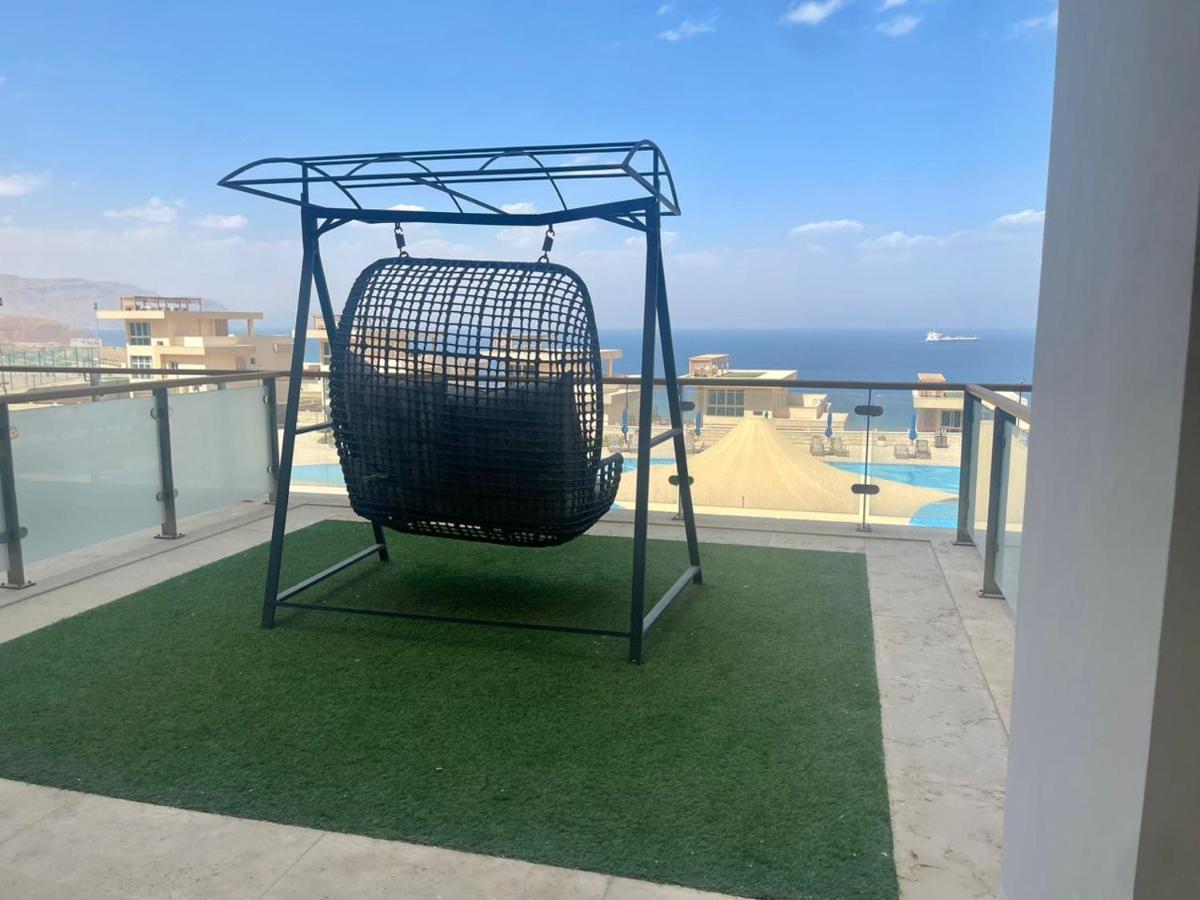 Tolip Resort El Galala Hills Αΐν Σούχνα Εξωτερικό φωτογραφία Artificial grass on a balcony