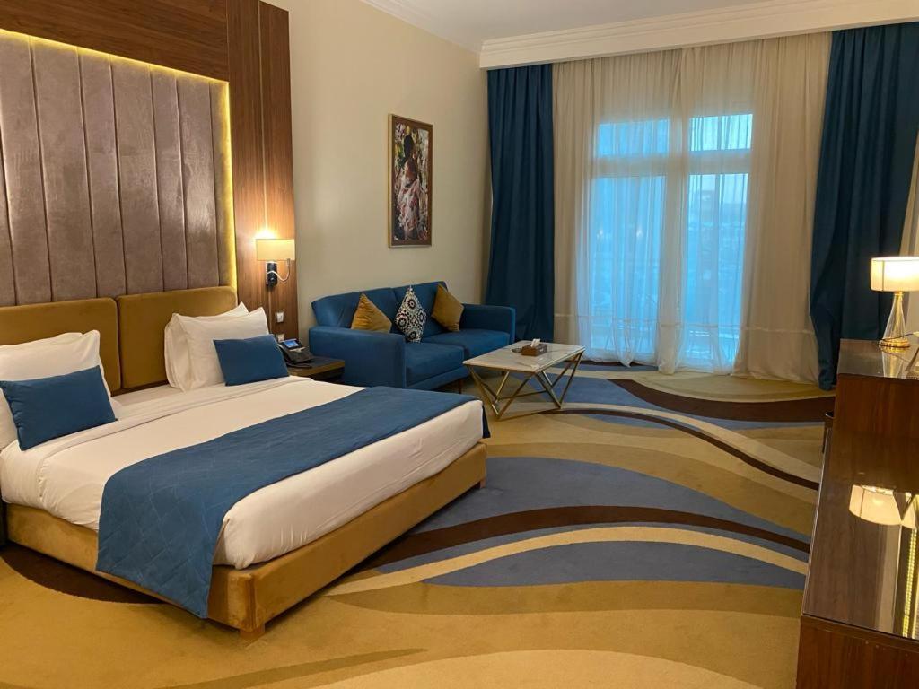 Tolip Resort El Galala Hills Αΐν Σούχνα Εξωτερικό φωτογραφία A room at the hotel
