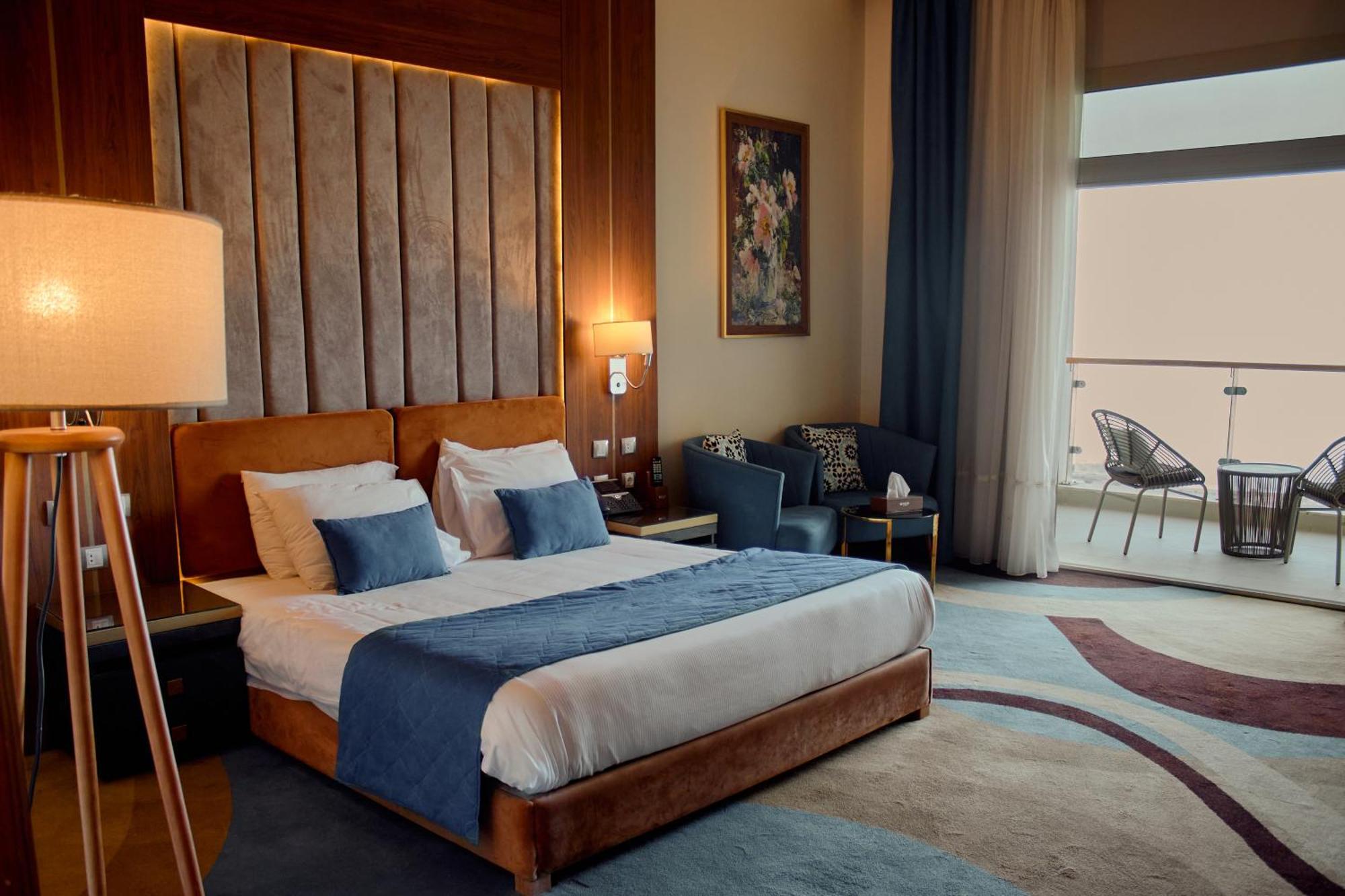 Tolip Resort El Galala Hills Αΐν Σούχνα Εξωτερικό φωτογραφία A room at the hotel