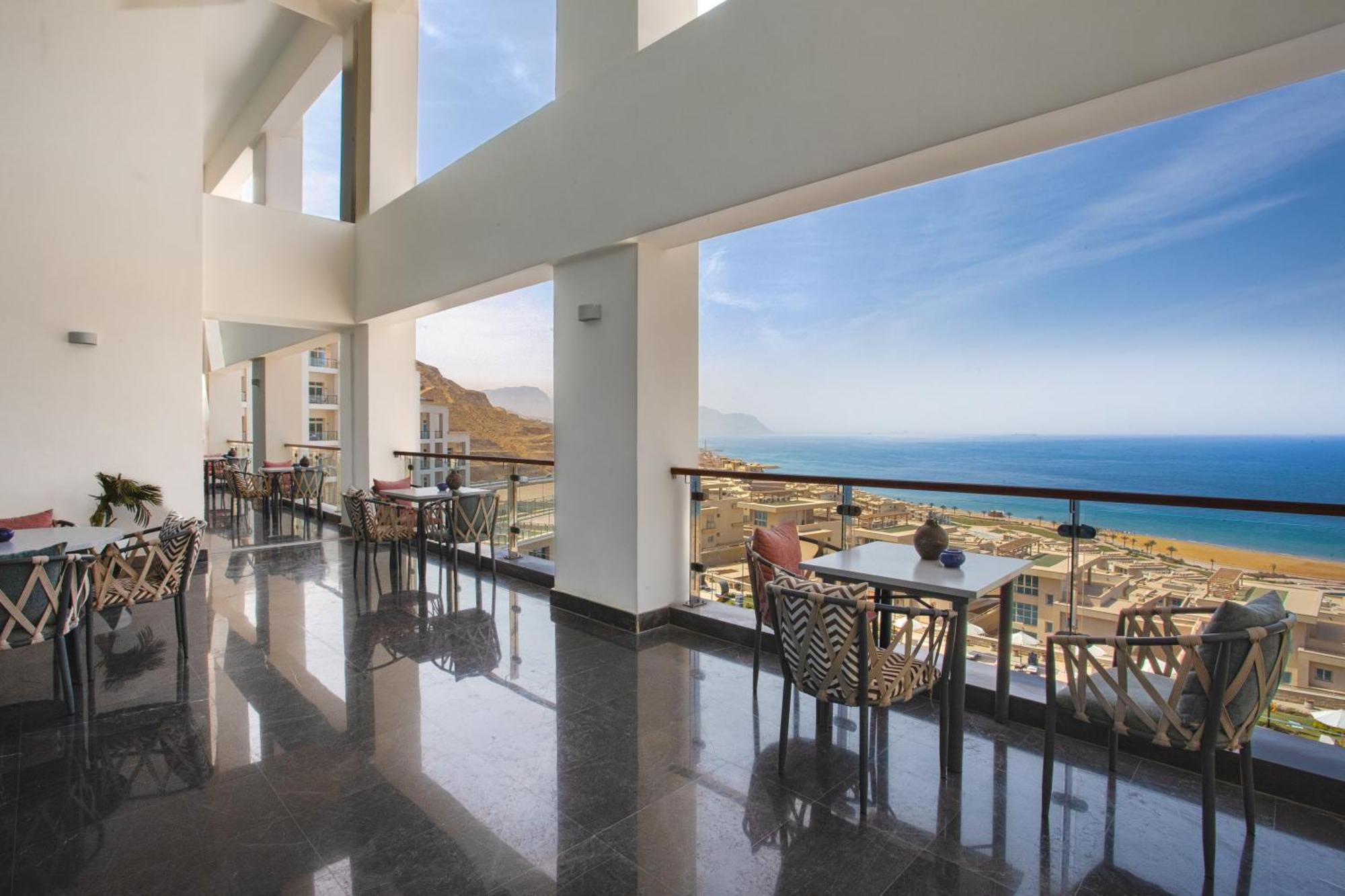 Tolip Resort El Galala Hills Αΐν Σούχνα Εξωτερικό φωτογραφία The restaurant at the hotel